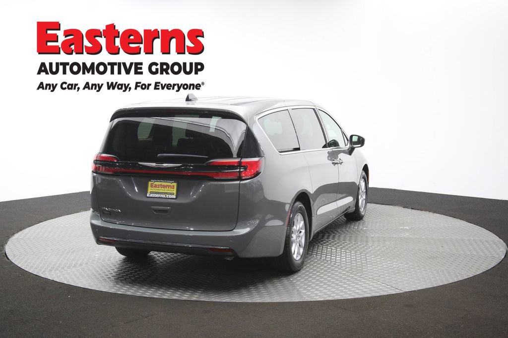 Used 2023 Chrysler Pacifica Touring-L FWD image 39