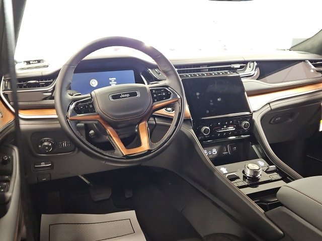 New 2025 Jeep Grand Cherokee Summit image 13