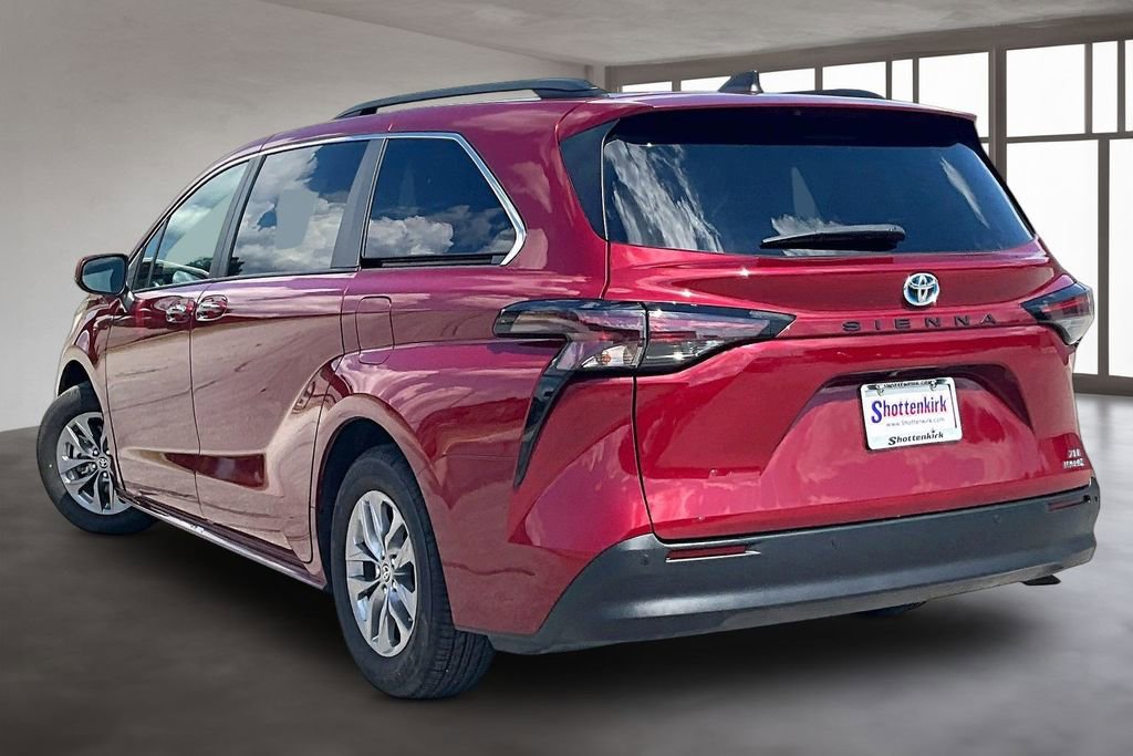 Used 2023 Toyota Sienna XLE FWD image 4