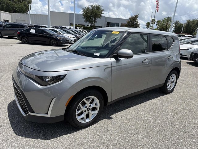 Used 2025 Kia Soul LX w/ LX Technology Package FWD image 5