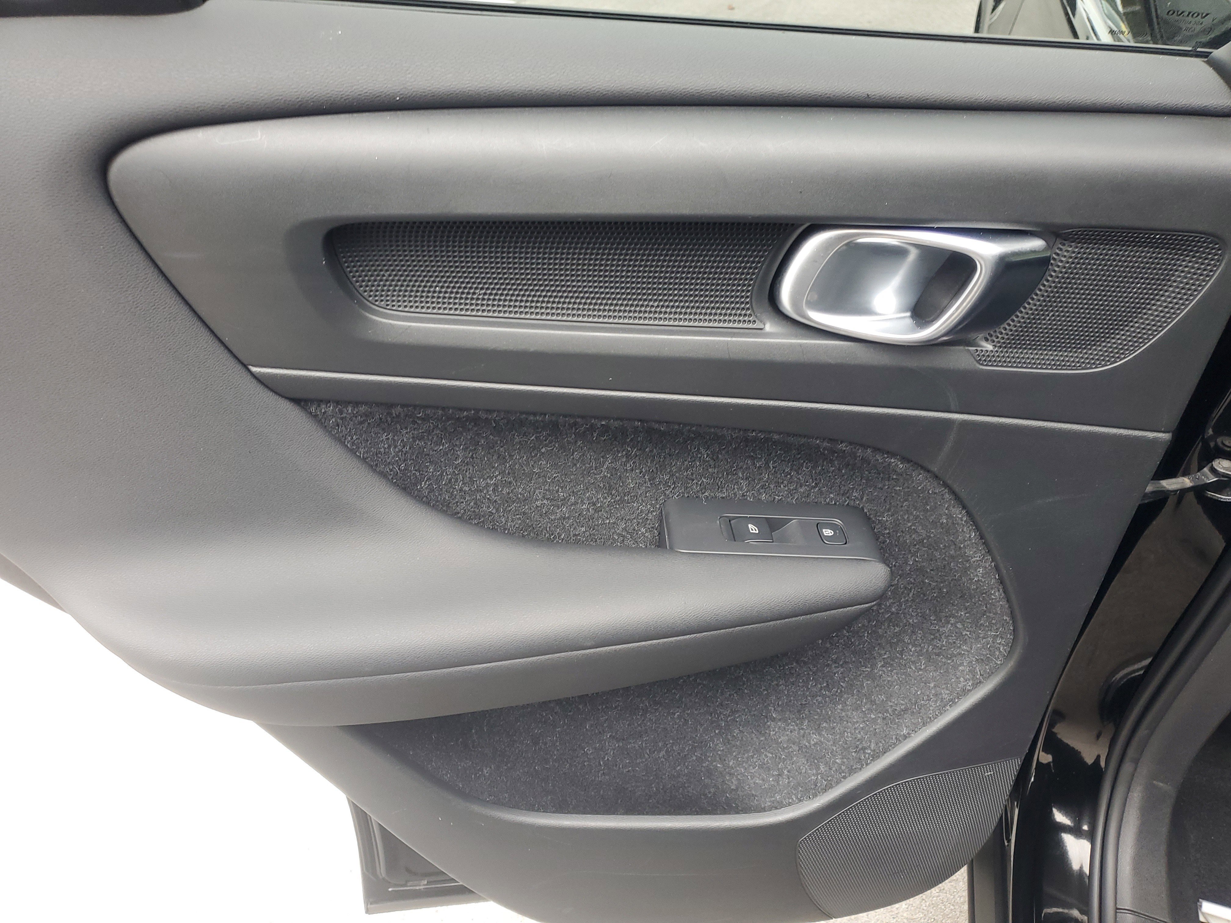 Used 2021 Volvo XC40 T4 Momentum w/ Protection Package Premier image 14