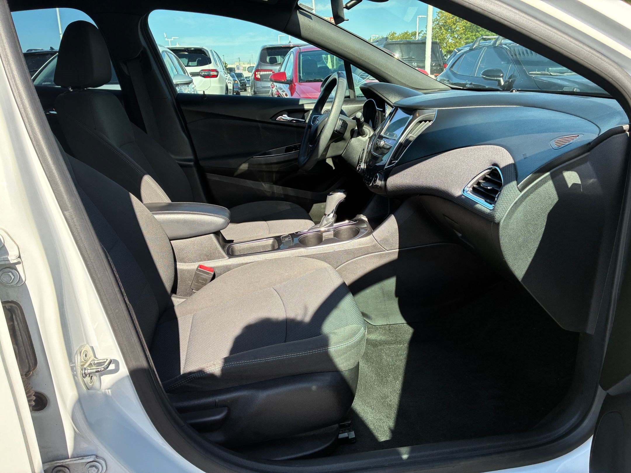 Used 2018 Chevrolet Cruze LT w/ Convenience Package FWD image 30