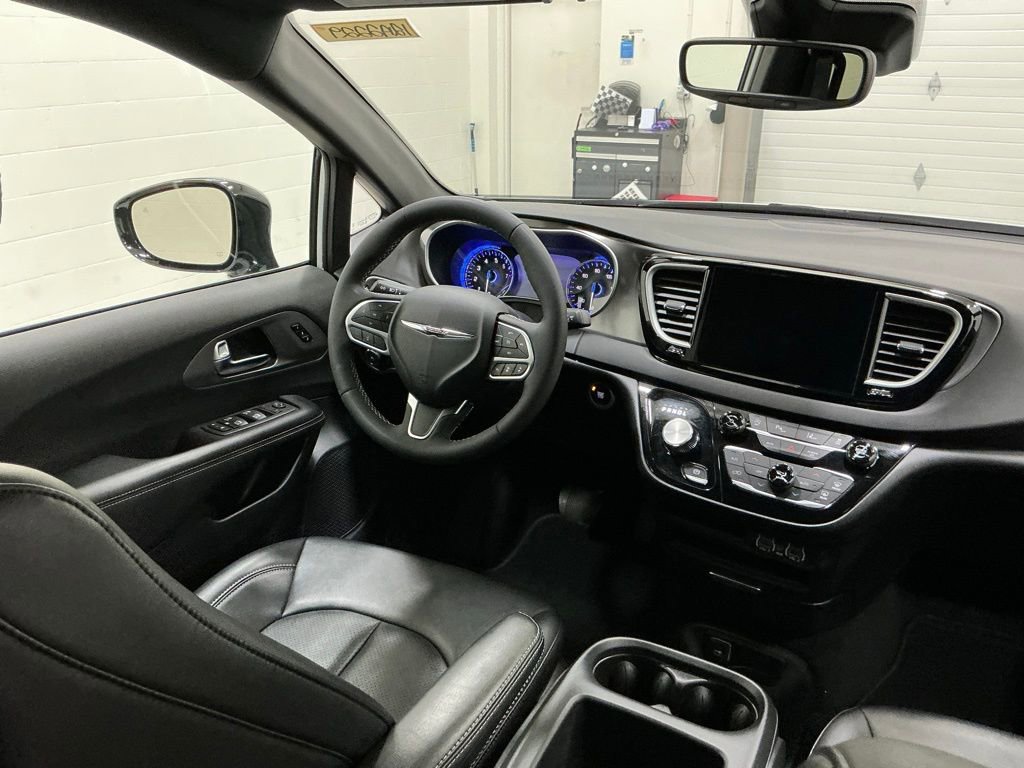 Used 2025 Chrysler Pacifica Select image 23