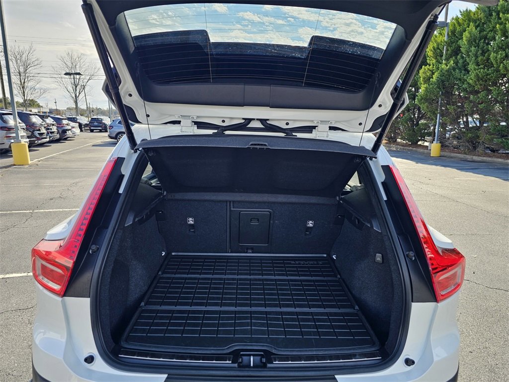 Used 2023 Volvo XC40 B5 Ultimate w/ Protection Package Premier image 25