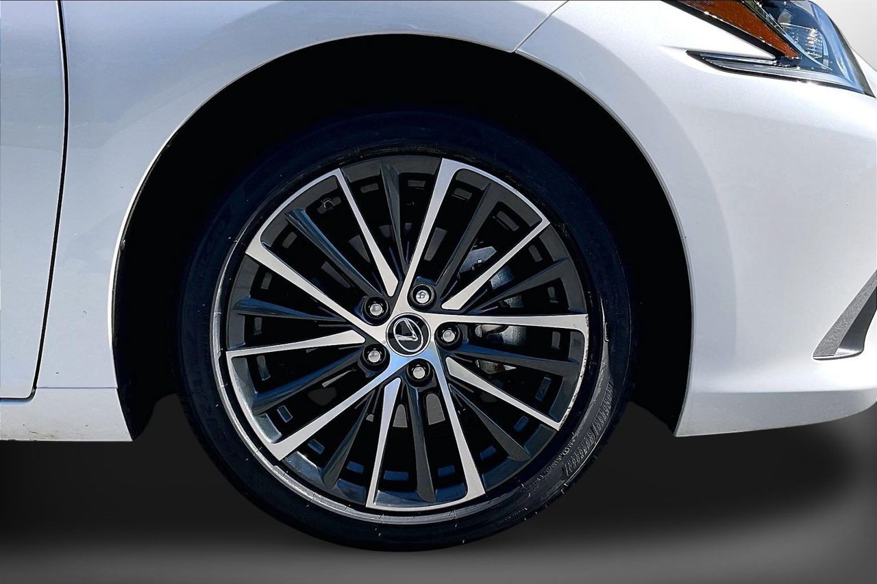 Used 2025 Lexus ES 300h w/ Premium Package FWD image 35