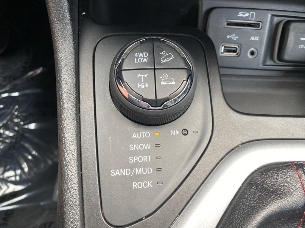 Used 2018 Jeep Cherokee Trailhawk AWD/4WD image 32