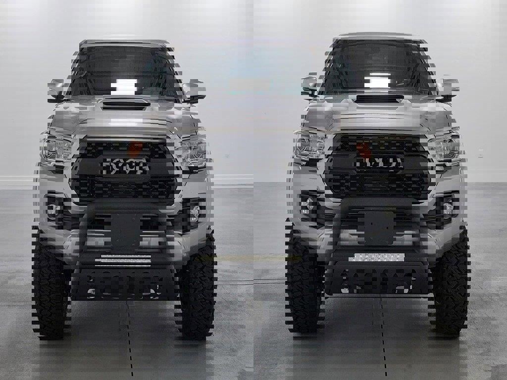 Used 2018 Toyota Tacoma TRD Sport AWD/4WD image 3