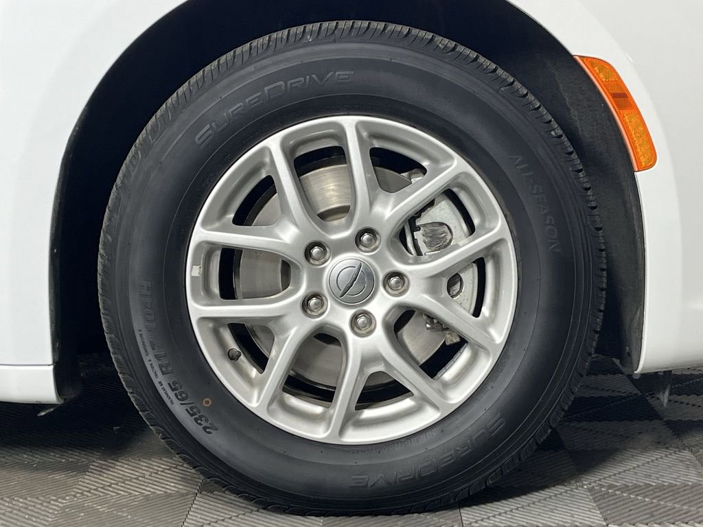 Used 2023 Chrysler Pacifica Touring-L image 10