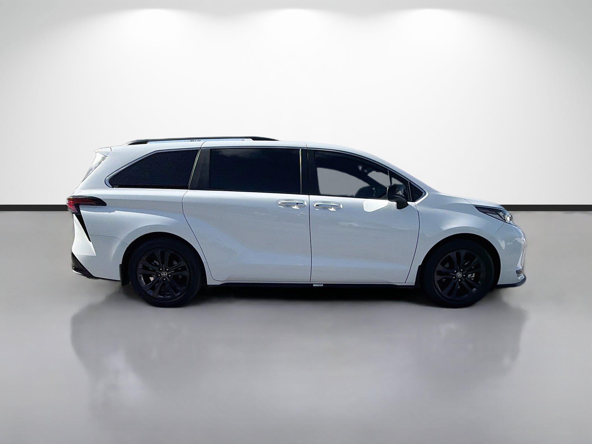 Used 2024 Toyota Sienna XSE w/ XSE Plus Package FWD image 6
