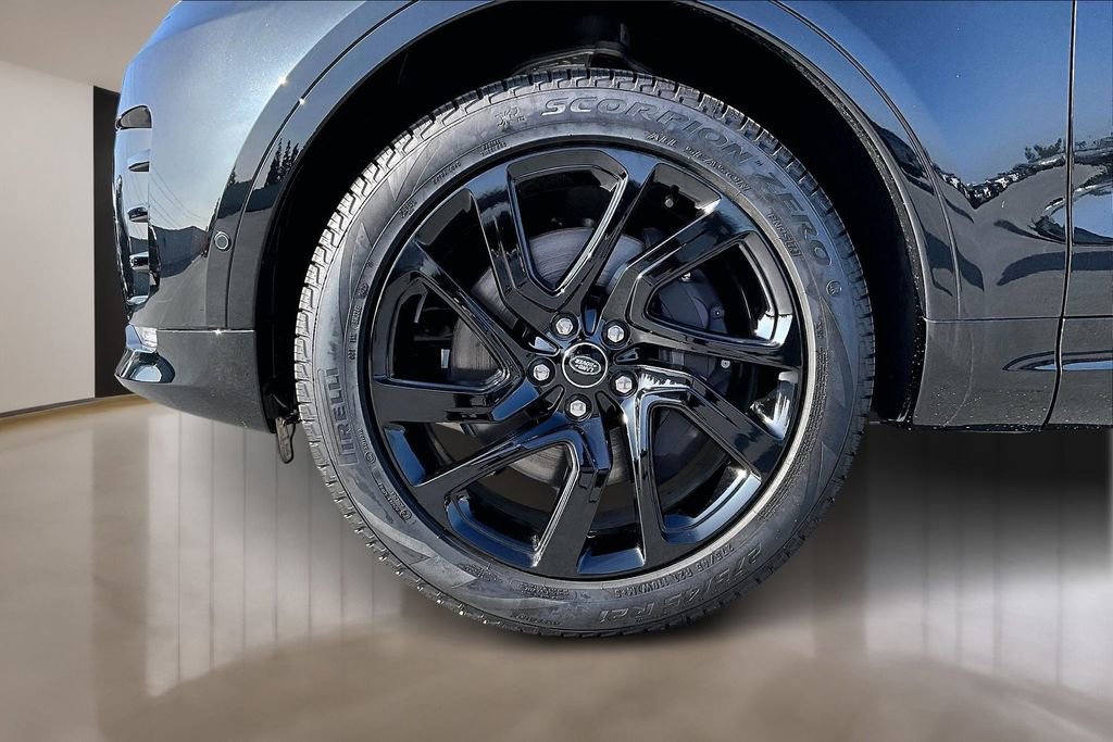 New 2025 Land Rover Discovery Dynamic SE image 13