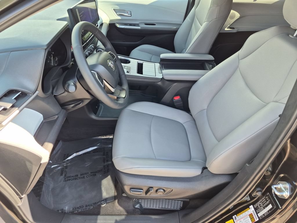 Used 2026 Toyota Sienna XLE FWD image 16