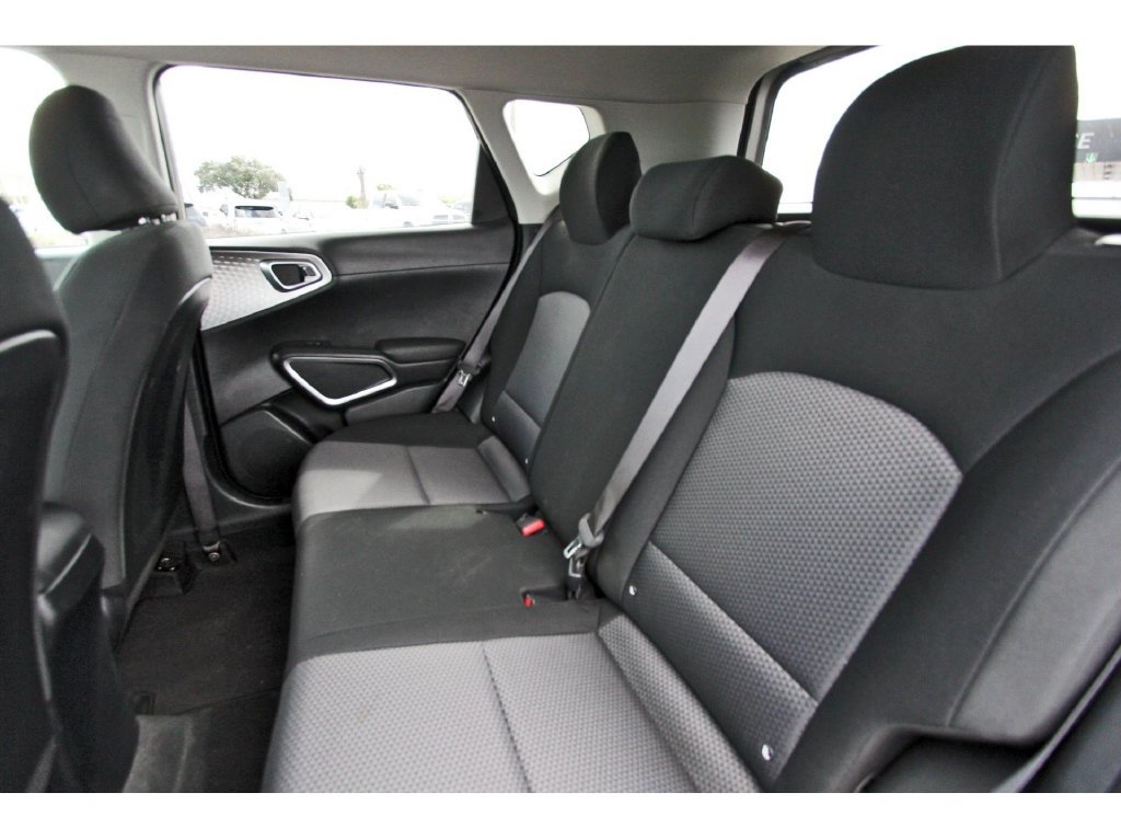 Used 2025 Kia Soul LX w/ LX Technology Package FWD image 31