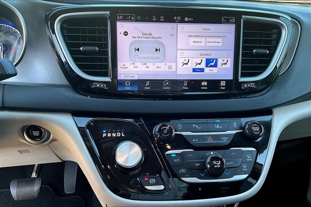 Used 2023 Chrysler Pacifica Touring-L image 15