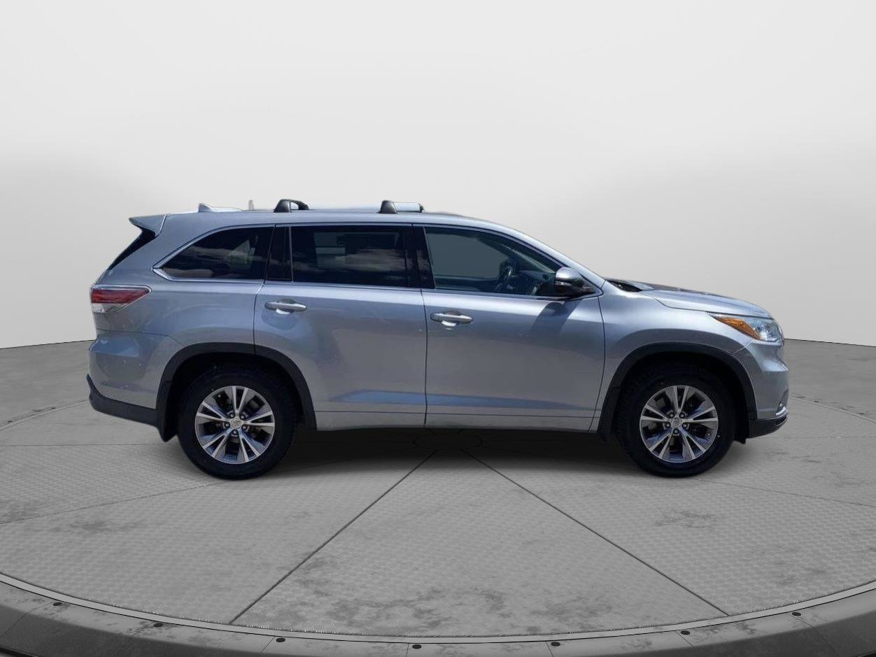 Used 2015 Toyota Highlander Plus AWD/4WD image 2