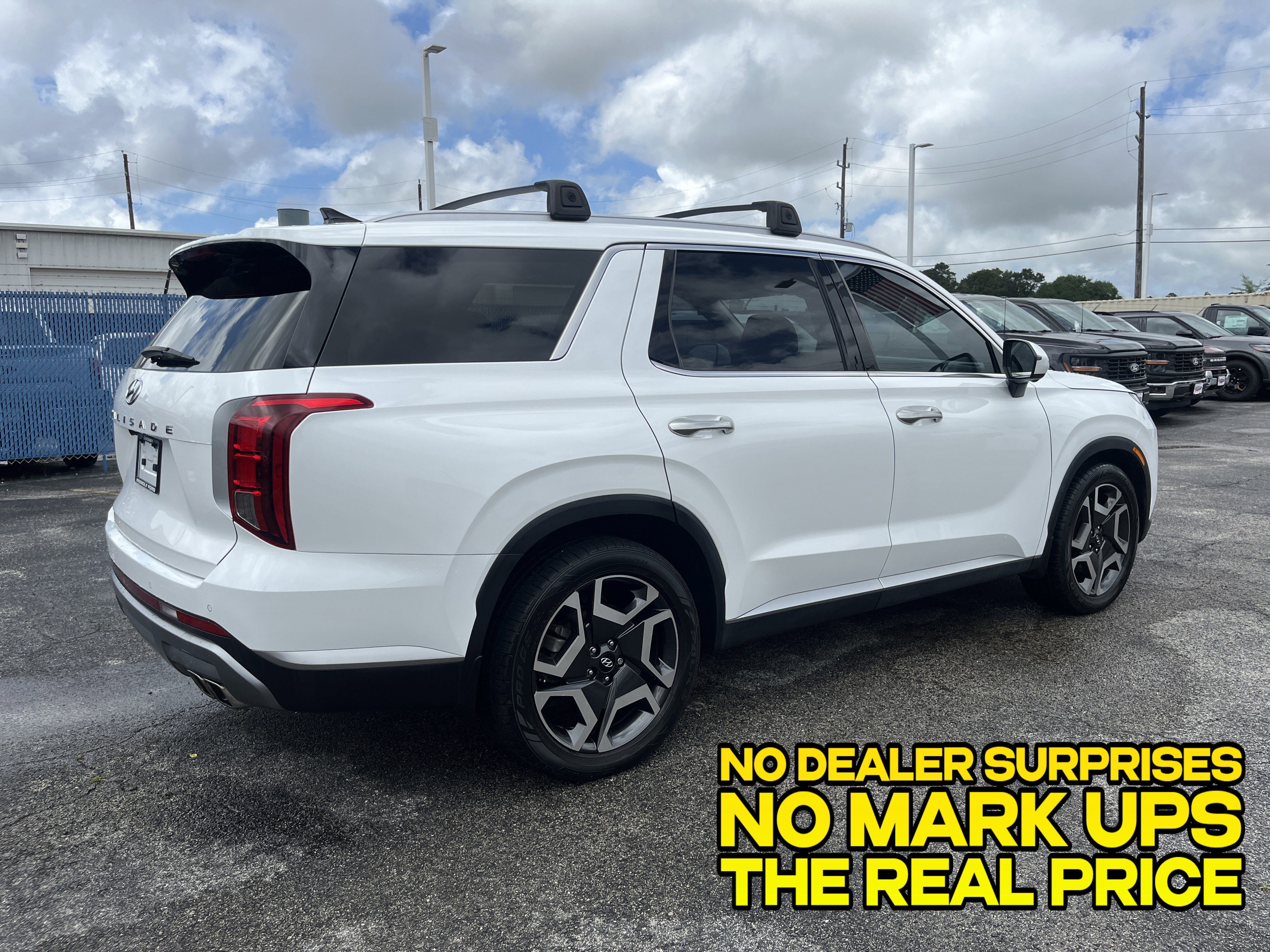 Used 2023 Hyundai Palisade SEL FWD image 2
