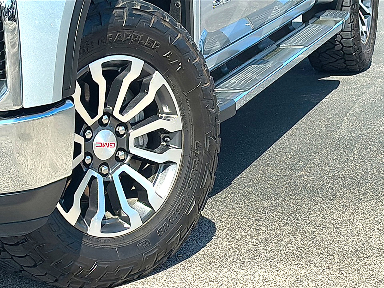 Used 2020 GMC Sierra 1500 SLT image 3