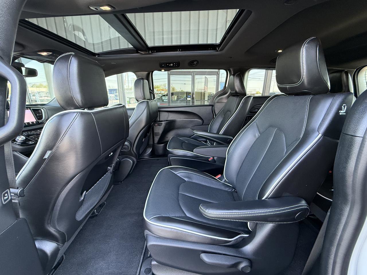 Used 2023 Chrysler Pacifica Limited w/ S Appearance Package FWD image 42