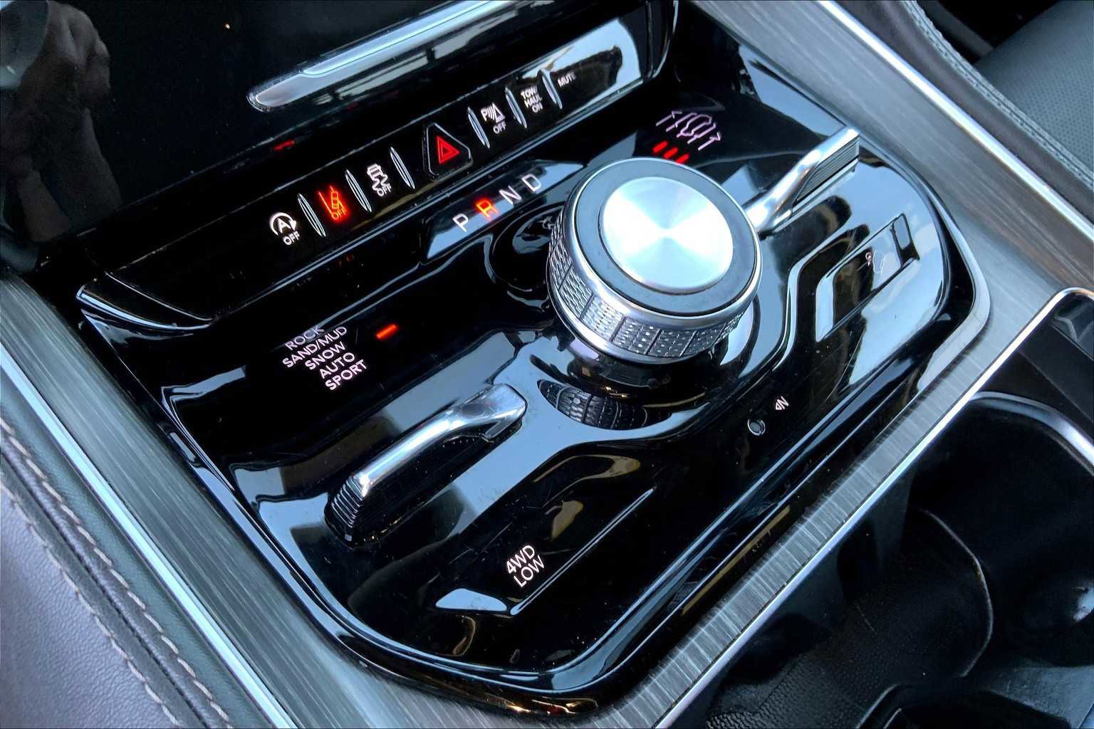 Used 2023 Jeep Wagoneer L Series III w/ Preferred Equipment Group image 32