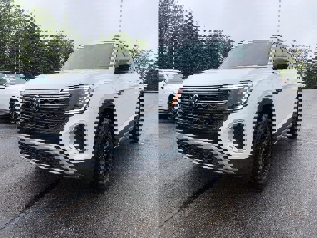 New 2025 Volkswagen Atlas Peak Edition SE image 3