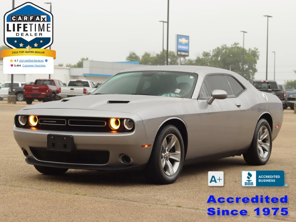 Used 2016 Dodge Challenger SXT RWD image 3