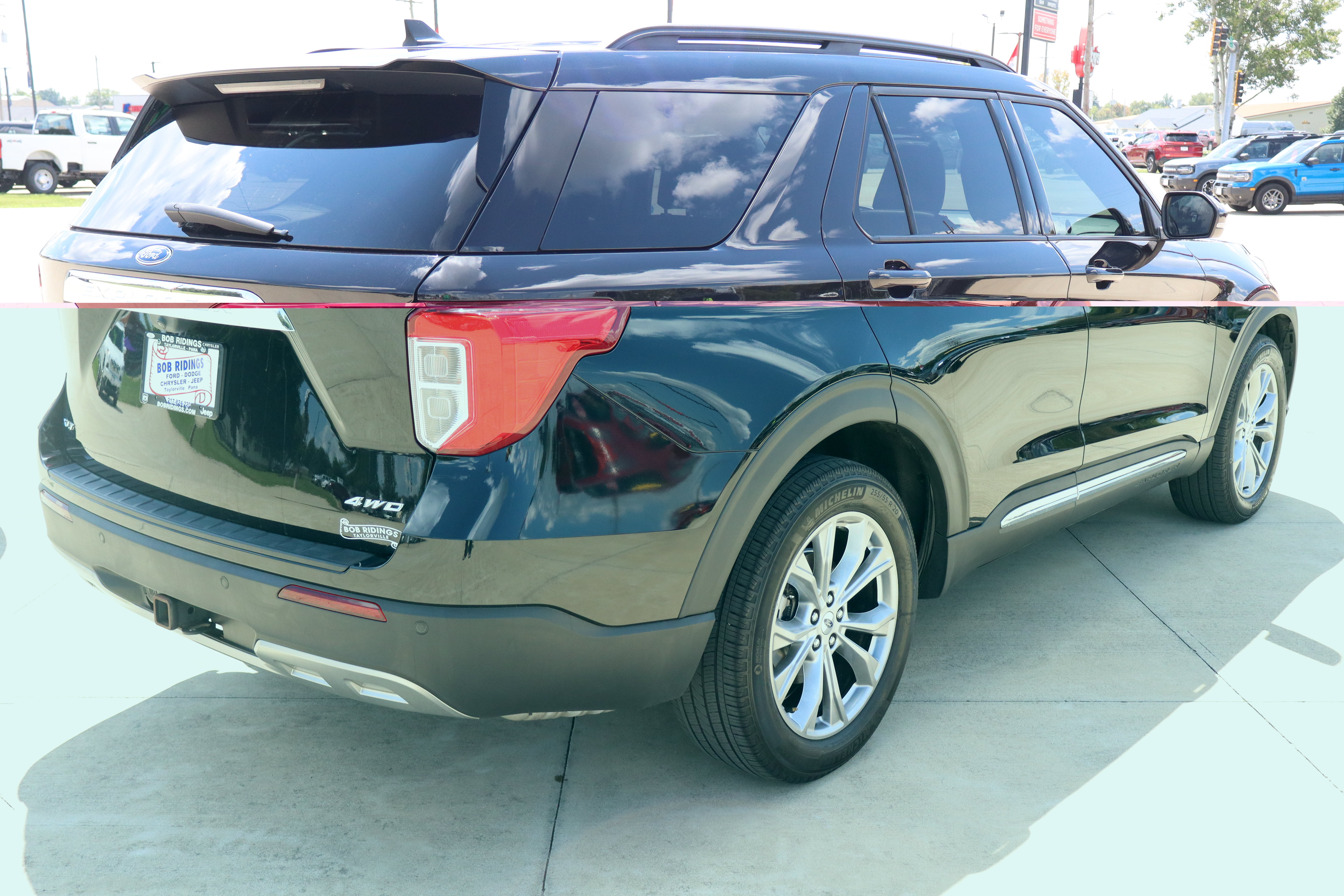 Used 2023 Ford Explorer XLT w/ Equipment Group 202A AWD/4WD image 5