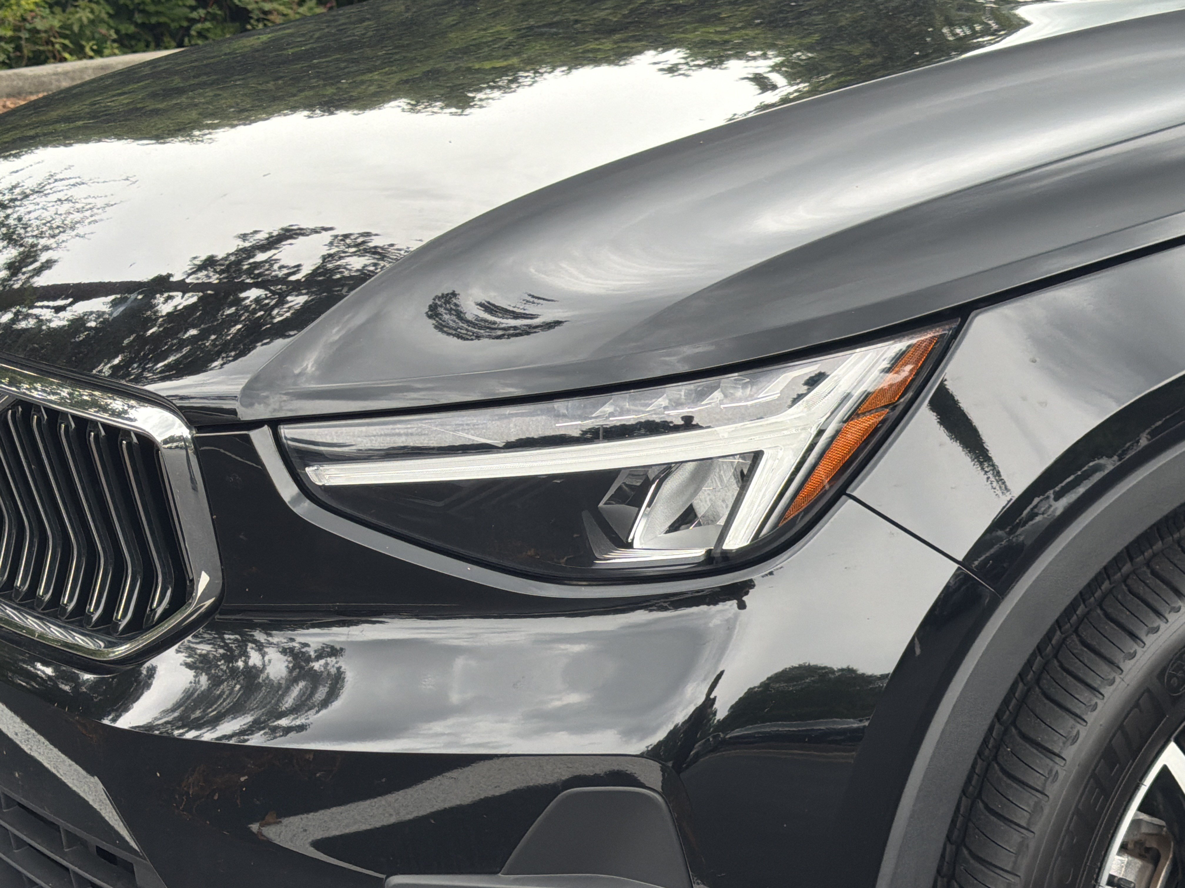 Certified 2023 Volvo XC40 B5 Plus AWD/4WD image 6