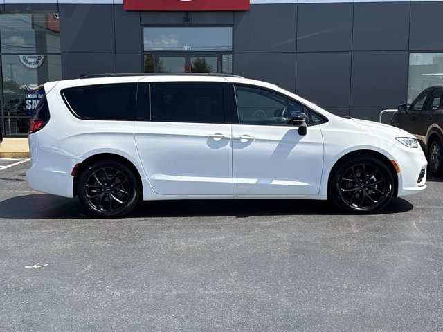 Used 2025 Chrysler Pacifica Limited FWD image 2