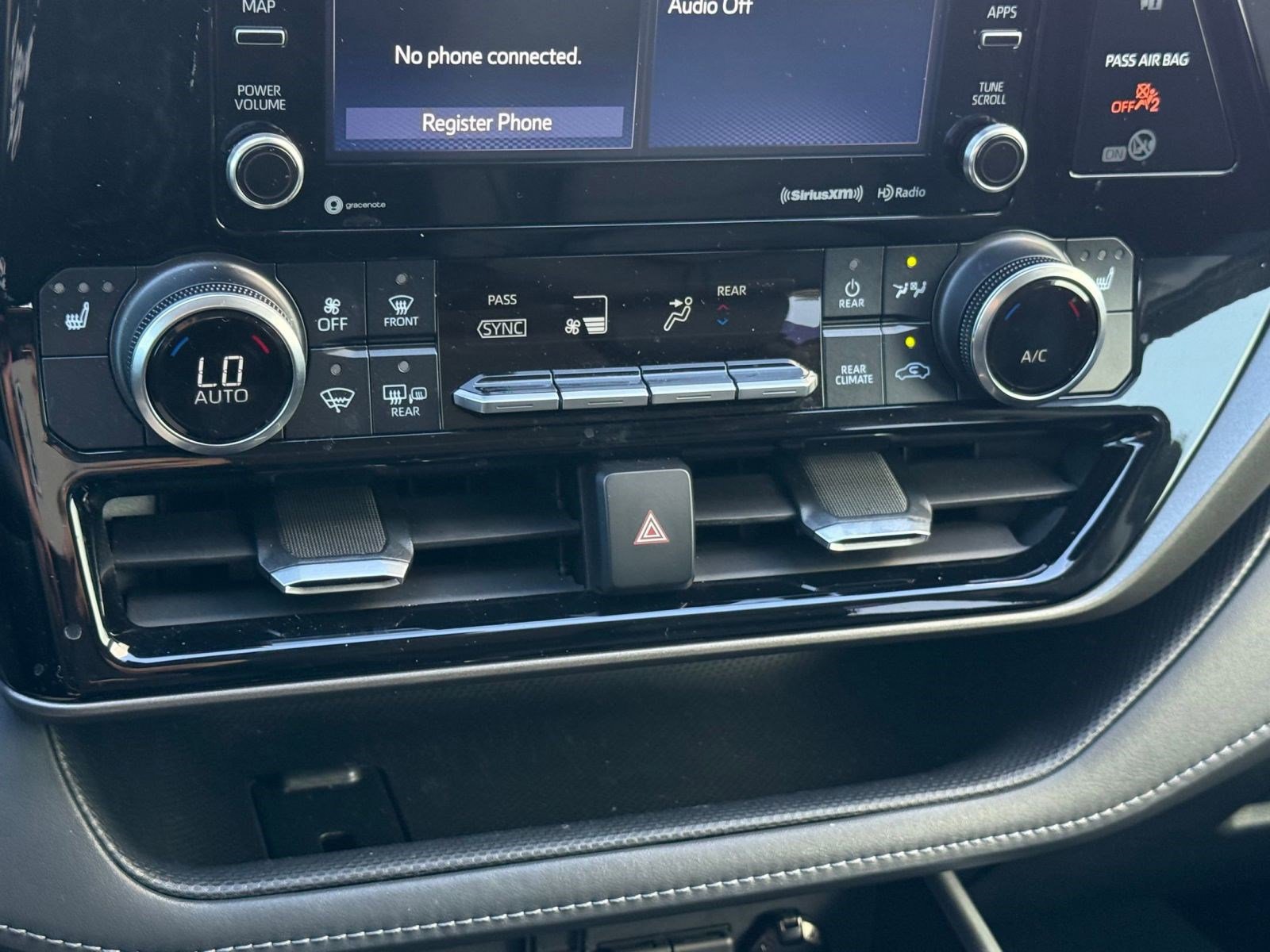 Used 2020 Toyota Highlander XLE image 19