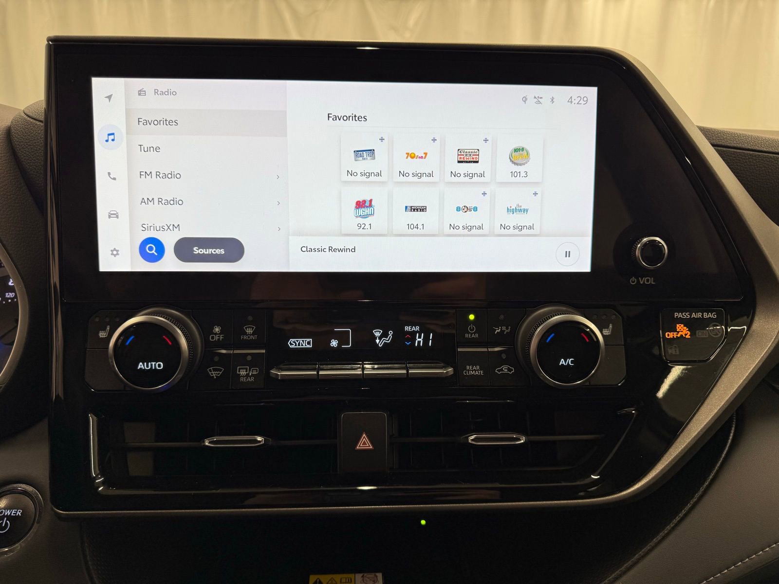 Used 2023 Toyota Highlander XLE image 14