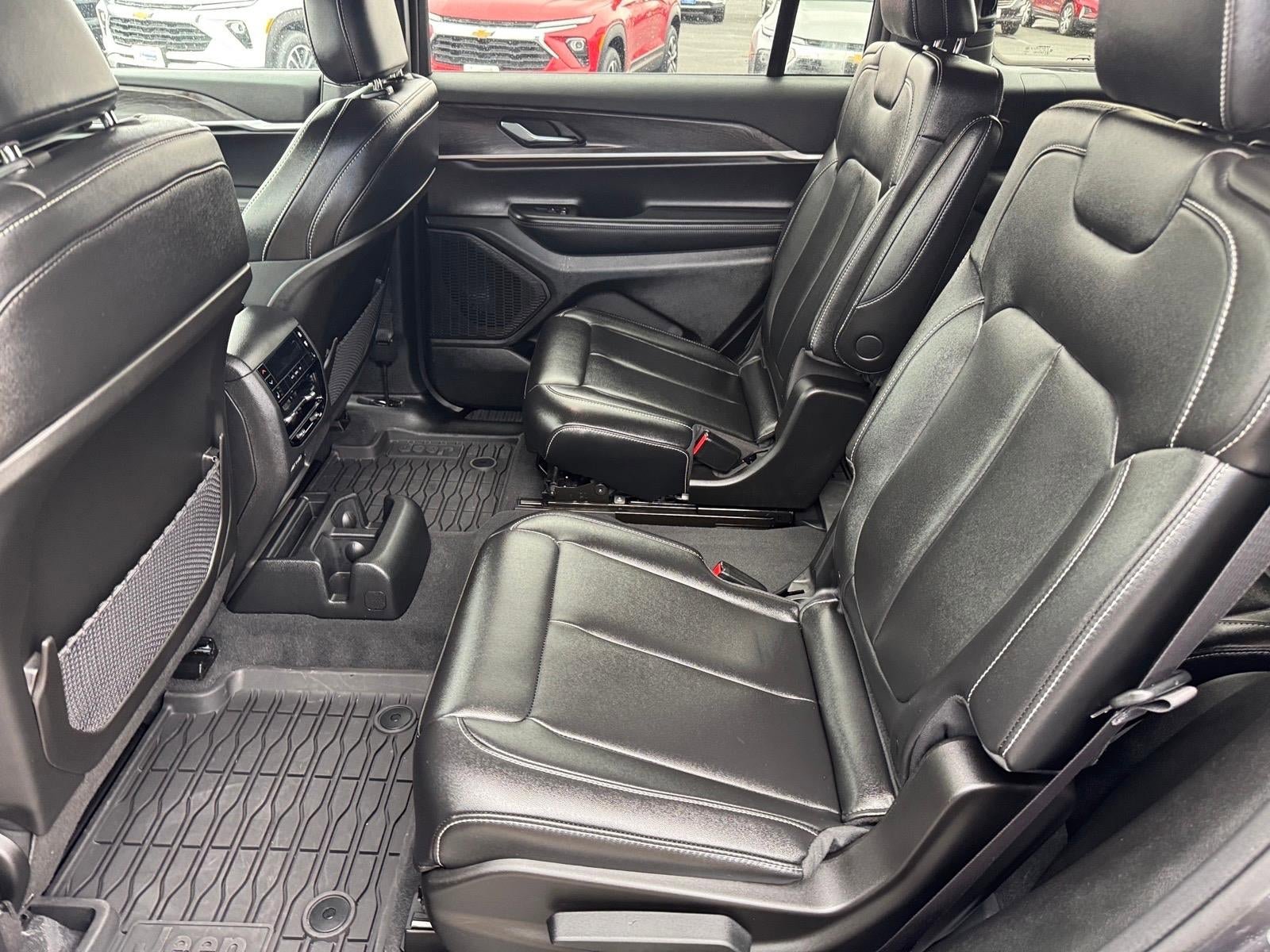 Used 2025 Jeep Grand Cherokee L Limited w/ Black Appearance Package AWD/4WD image 6
