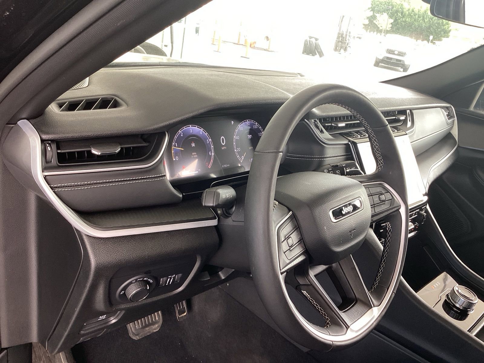 Used 2025 Jeep Grand Cherokee Laredo X w/ Luxury Tech Group I AWD/4WD image 10