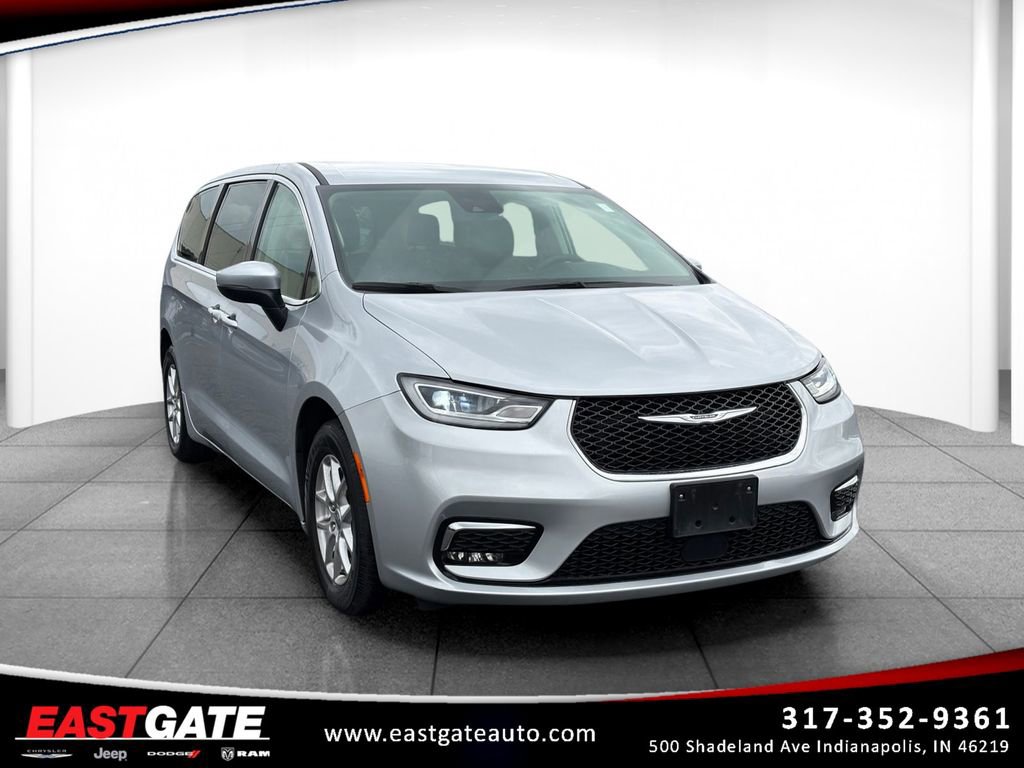 Used 2023 Chrysler Pacifica Touring-L FWD image 1
