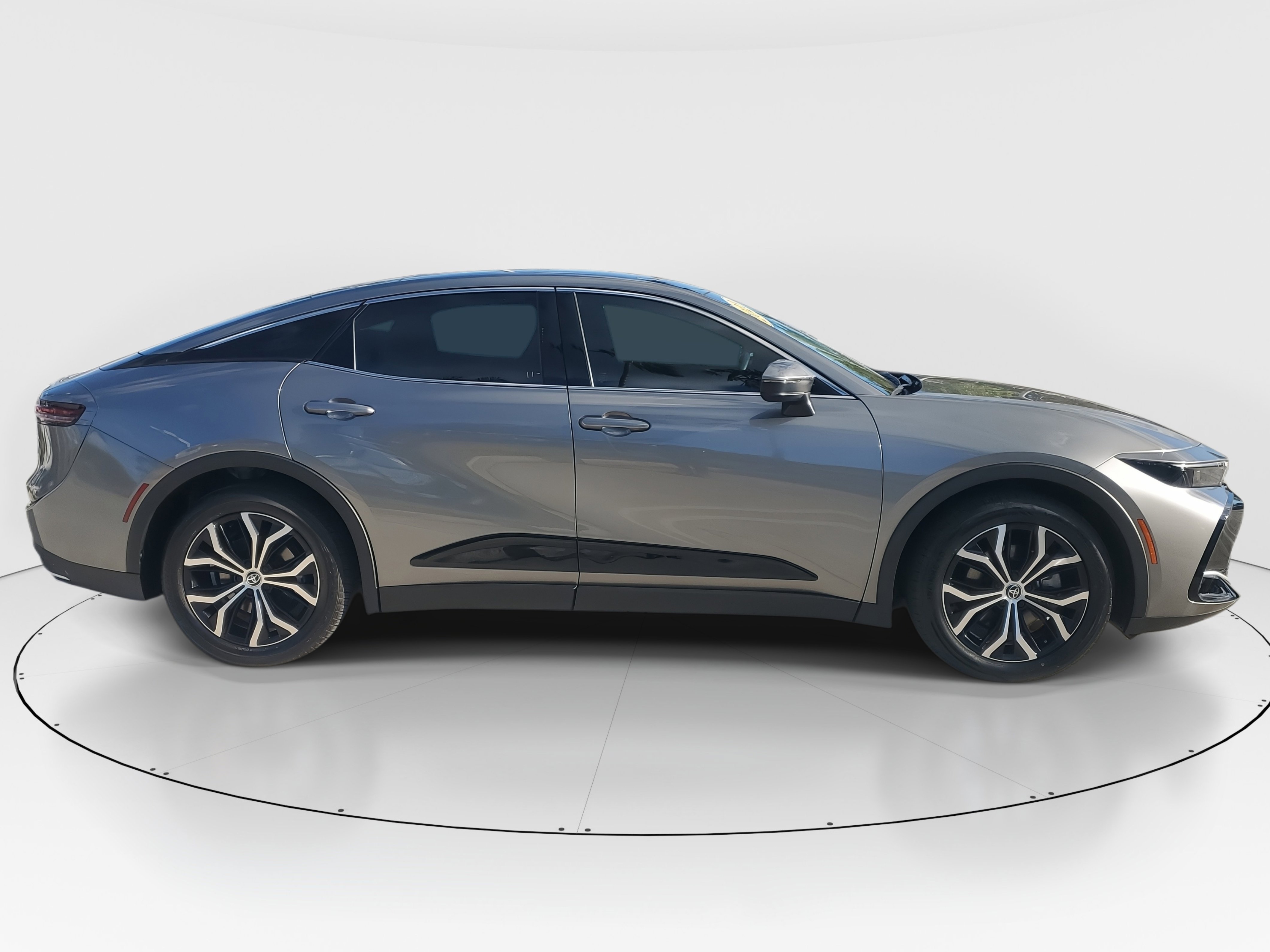 Used 2023 Toyota Crown Limited image 2