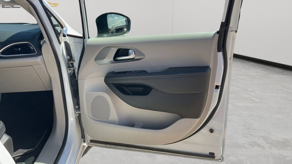 Used 2023 Chrysler Pacifica Touring-L FWD image 49