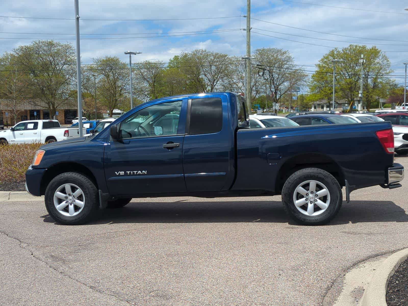 Used 2011 Nissan Titan SV w/ SV Value Truck Pkg AWD/4WD image 5