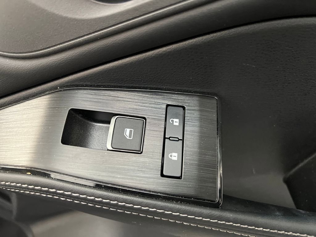 Used 2025 Nissan Rogue SL image 25