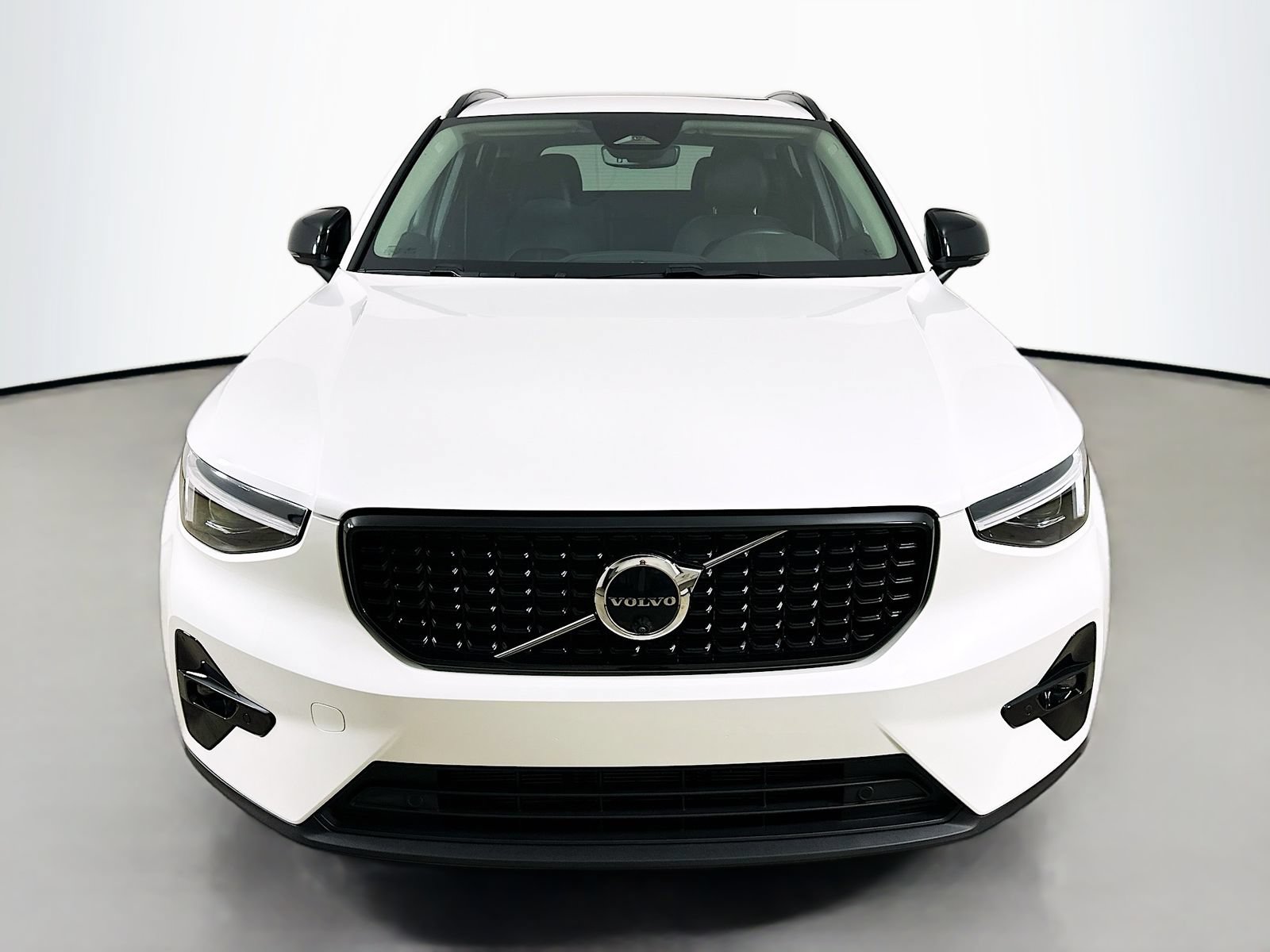 Used 2026 Volvo XC40 B5 Plus AWD/4WD image 2