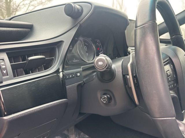 Used 2022 Lexus ES 300h w/ Luxury Package image 14