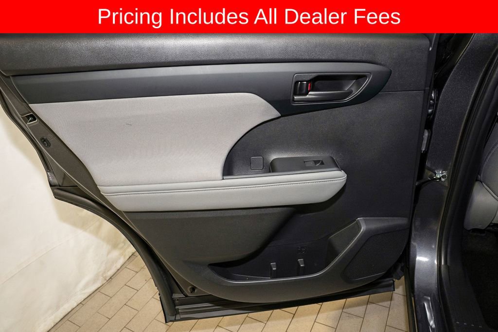 Used 2024 Toyota Highlander LE FWD image 12