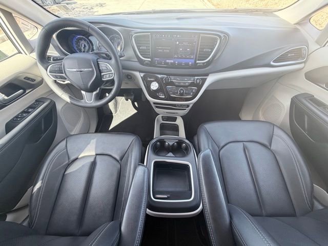 Used 2024 Chrysler Pacifica Touring-L image 27