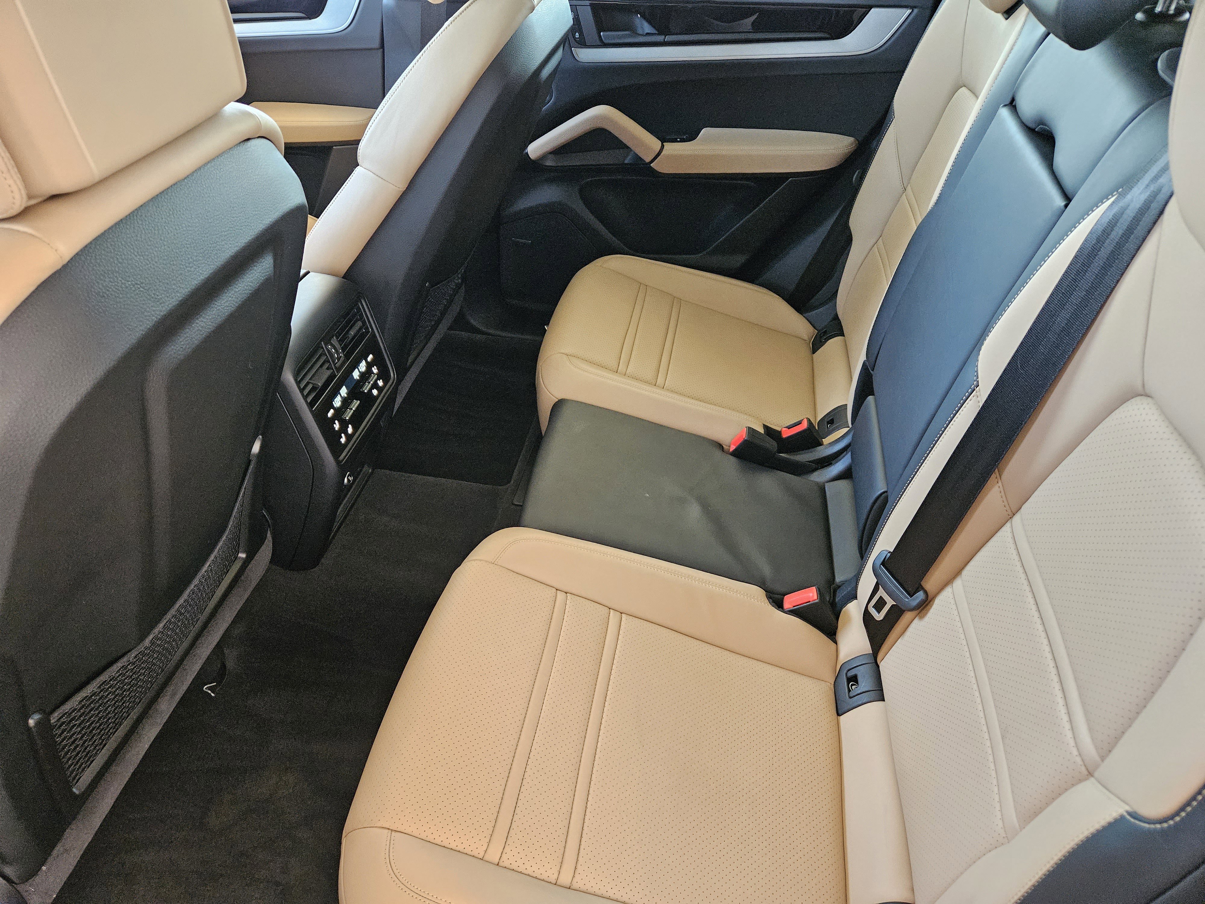 Certified 2025 Porsche Cayenne Coupe image 28