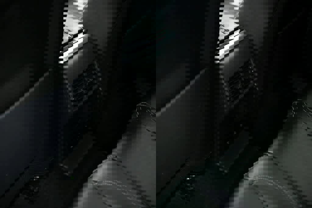 Used 2018 Land Rover Range Rover Velar S image 28