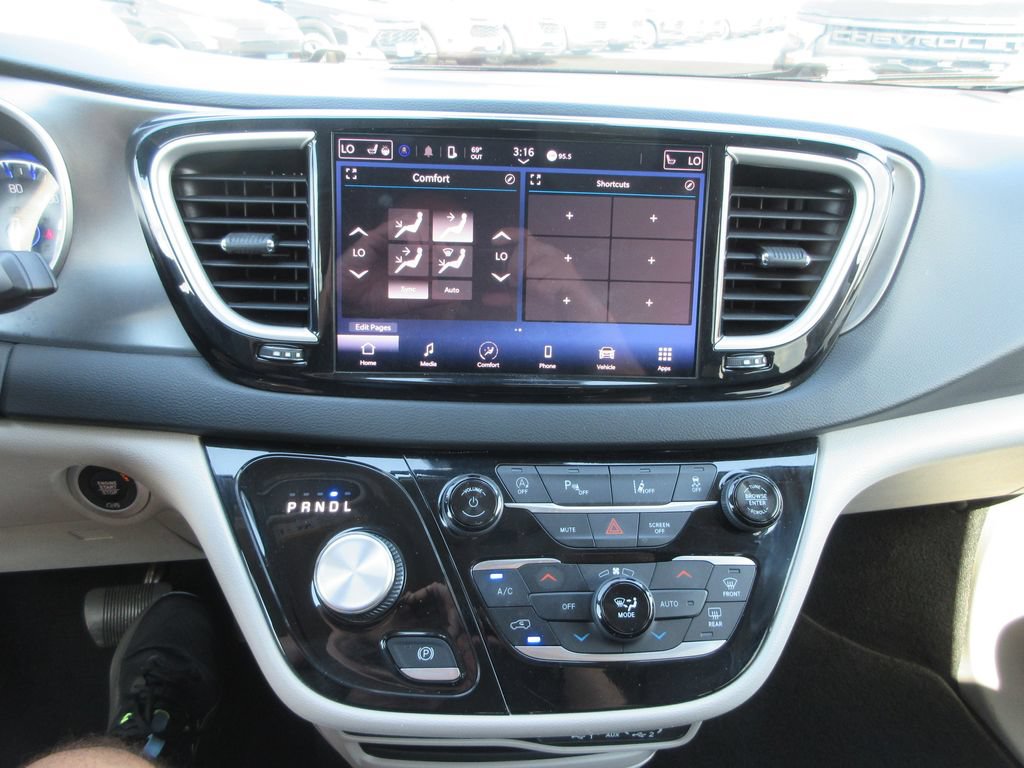 Used 2024 Chrysler Pacifica Touring-L FWD image 30