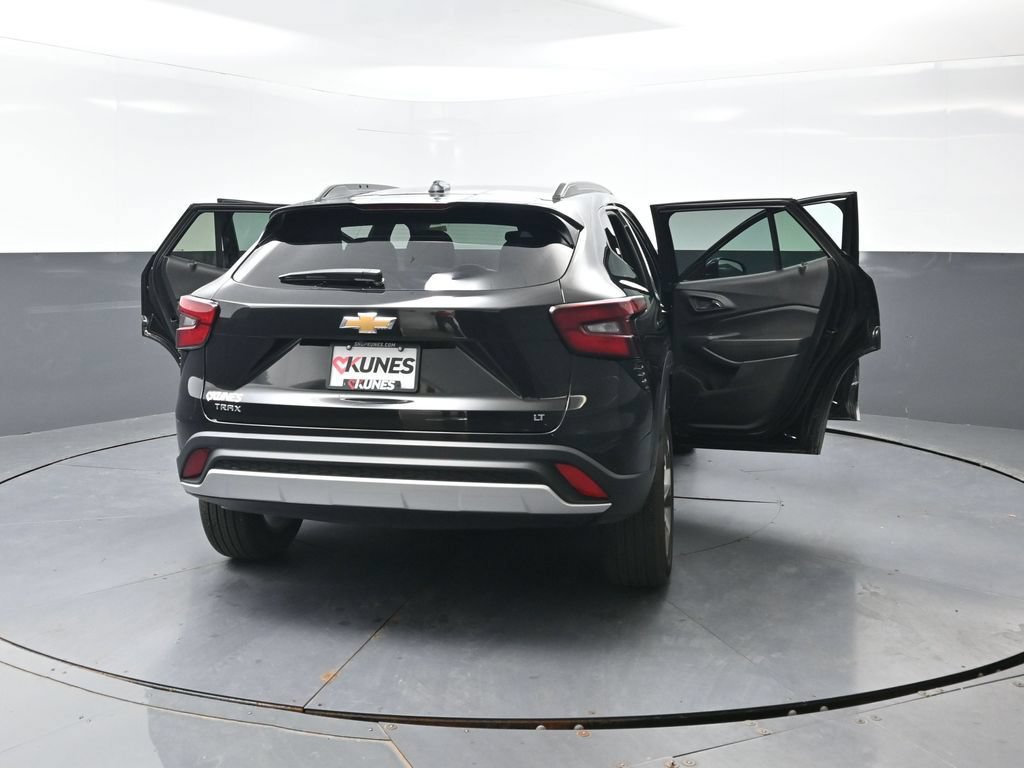Used 2025 Chevrolet Trax LT FWD image 59