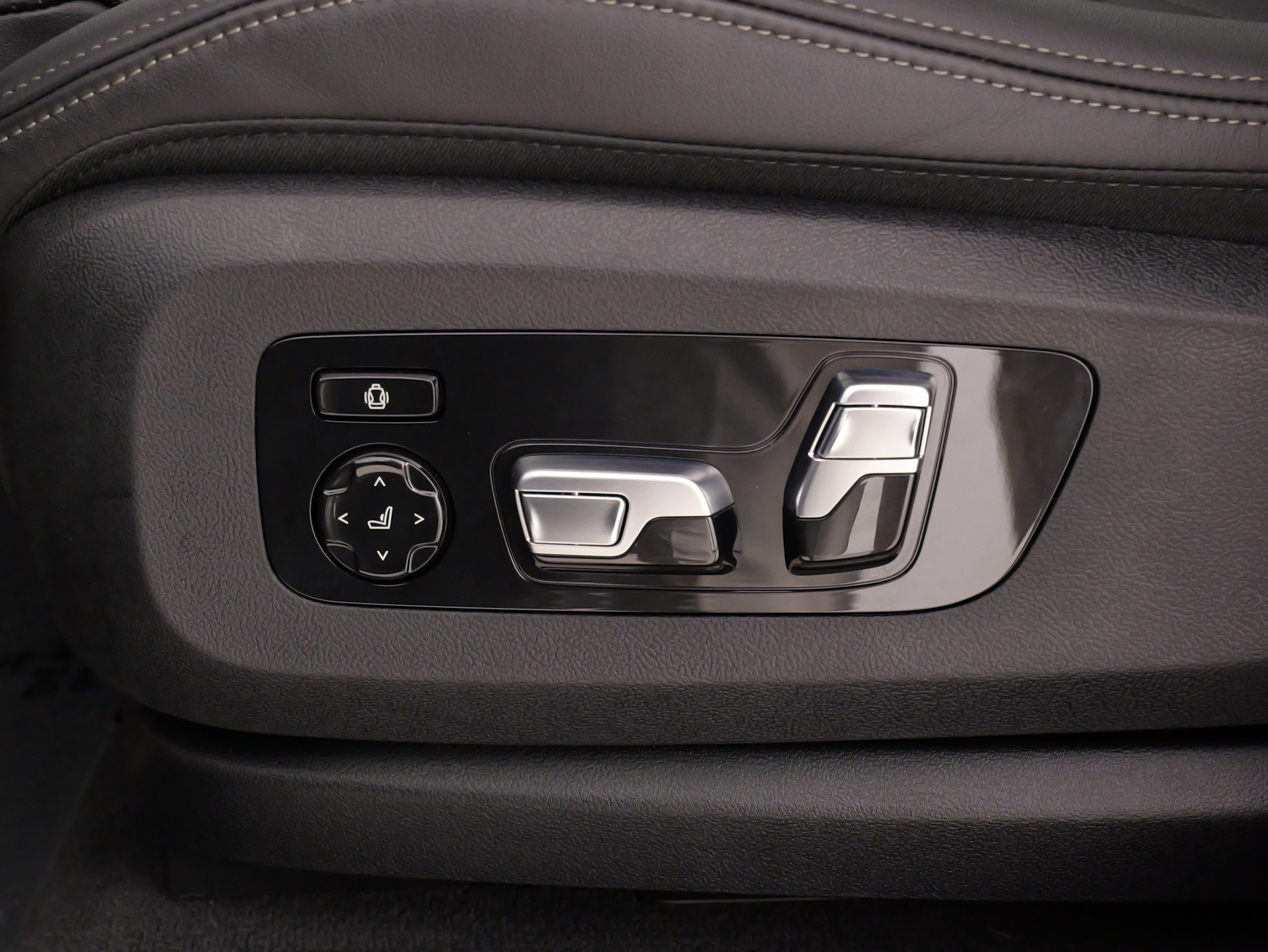 Used 2026 BMW X6 xDrive40i w/ Climate Comfort Package AWD/4WD image 38