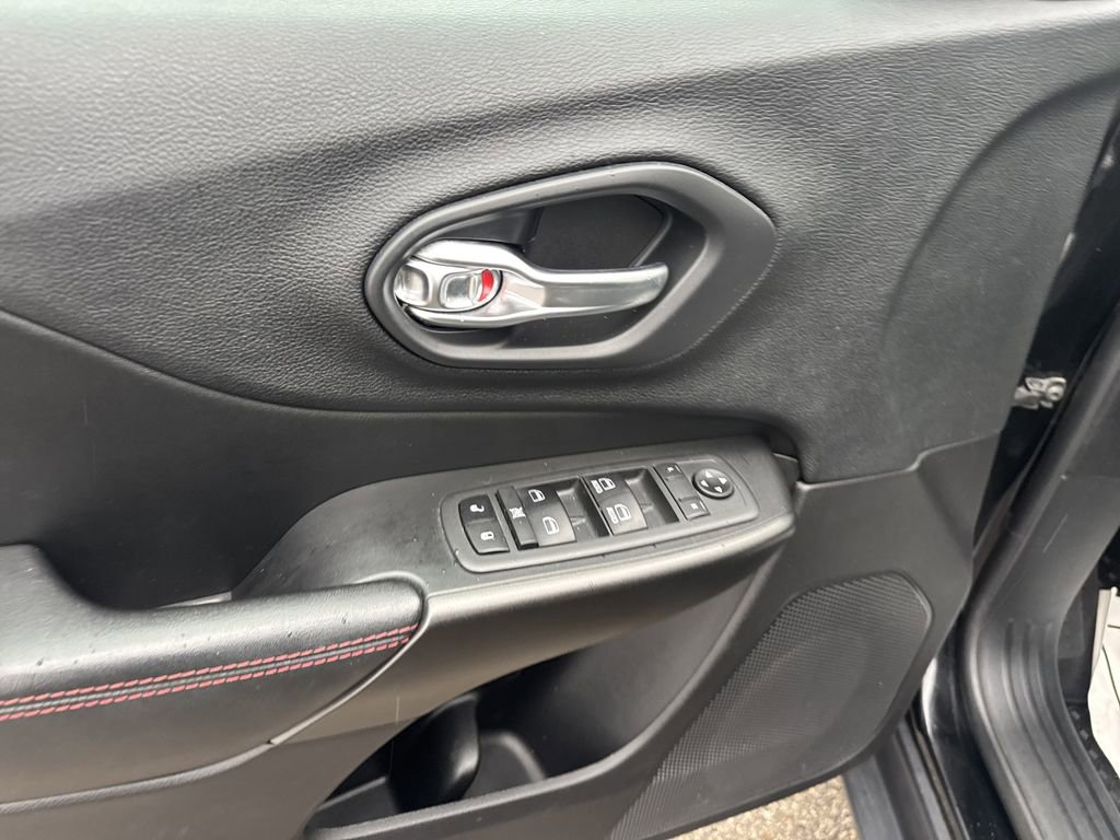 Used 2020 Jeep Cherokee Trailhawk w/ Cold Weather Group image 15