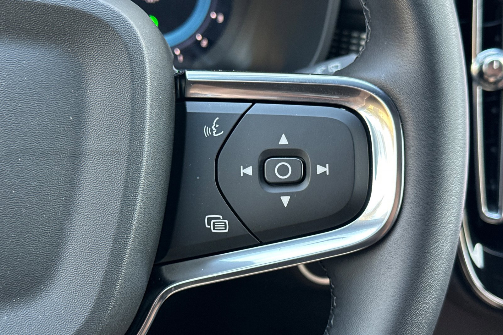 New 2025 Volvo XC40 B5 Plus image 29