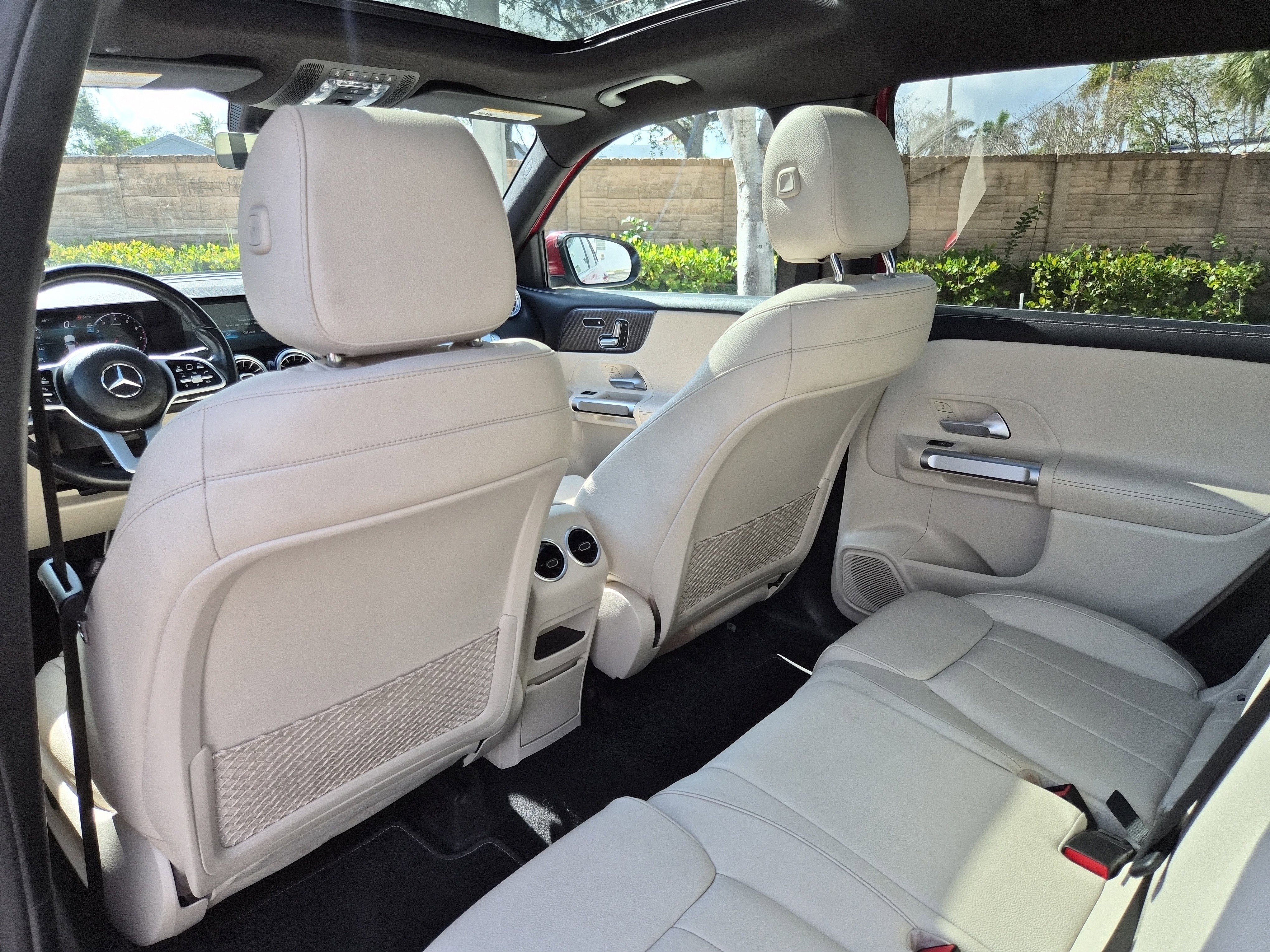 Used 2021 Mercedes-Benz GLB 250 4MATIC w/ Premium Package image 15