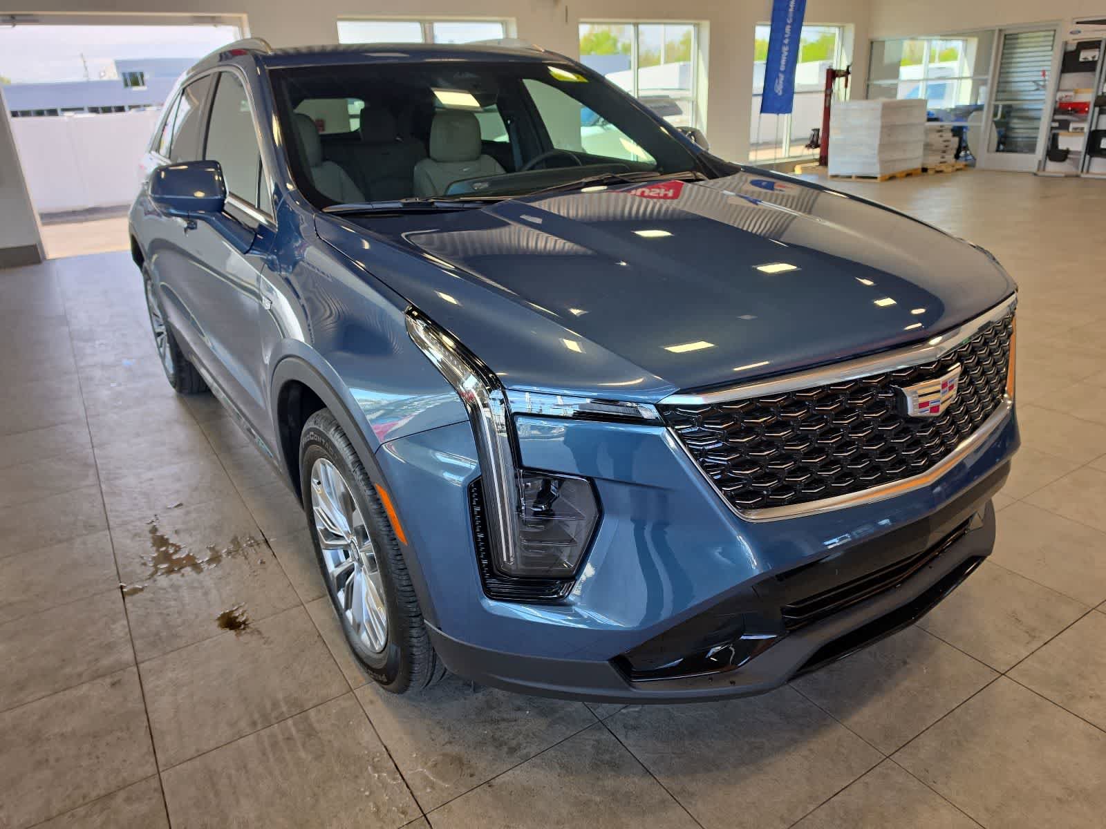 Used 2025 Cadillac XT4 Premium Luxury w/ Cold Weather Package AWD/4WD image 5