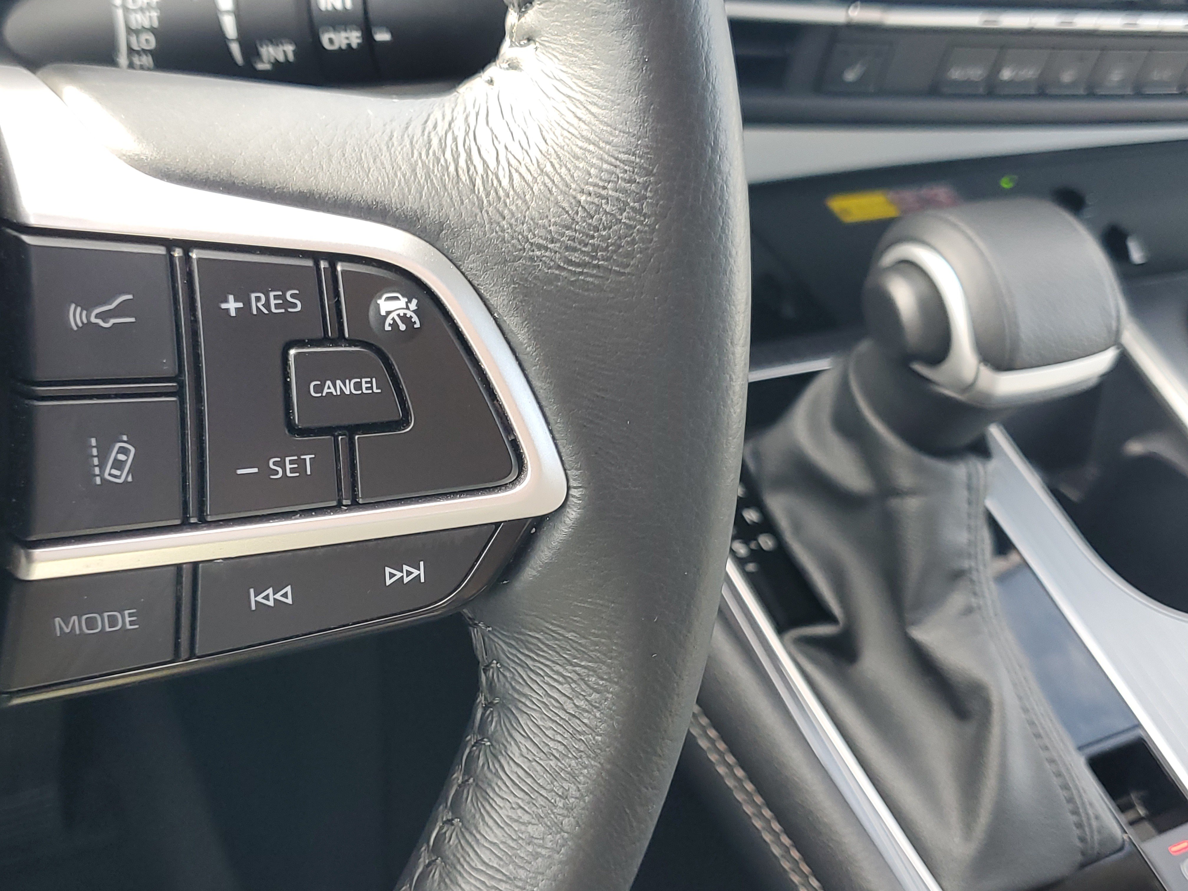 Certified 2025 Toyota Sienna XLE FWD image 27